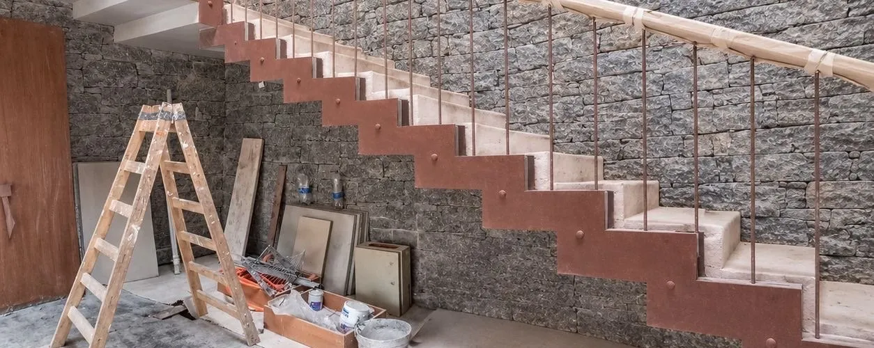 Escalera en obra, sin revestir y con material de construcción