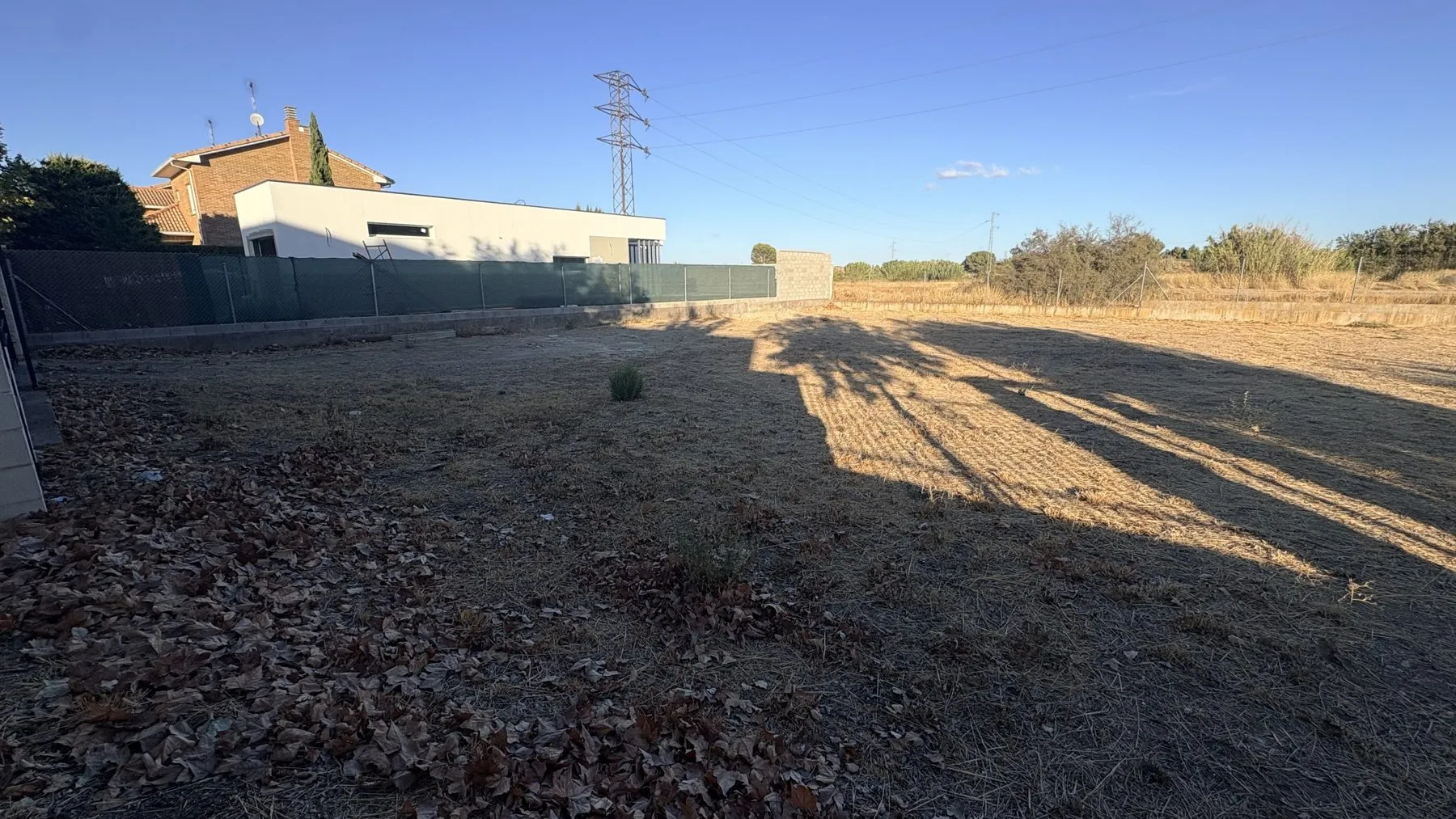 Terreno de partida en Utebo, llano y vallado, antes de empezar la obra